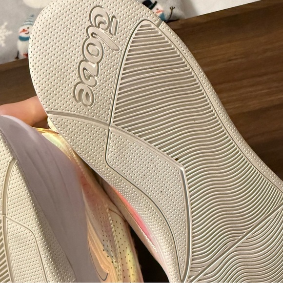 Limited Edition Clove 2021 Light Pink Holographic Sneakers Women’s 7.5 - Picture 10 of 10